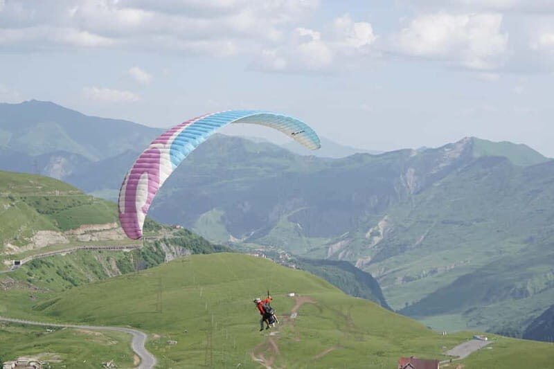 Georgia: Paragliding tandem flight in Gudauri with video - Transfer to the Peak