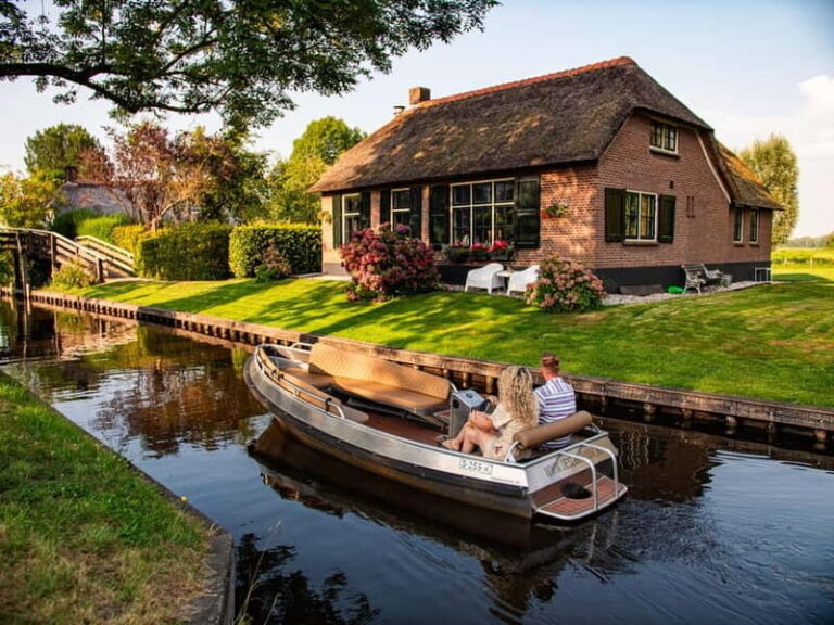 Giethoorn centre: Private tour with local tourguide - Evaluating the Value: Is It Worth It?