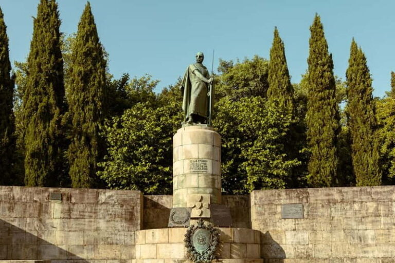 Guimarães: Highlights and Hidden Gems Walking Tour - The Itinerary in Detail
