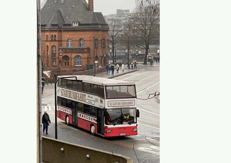 Hamburg: 1-Hour Sightseeing Bus Tour with Live Guide - What’s Included and How It Adds Value