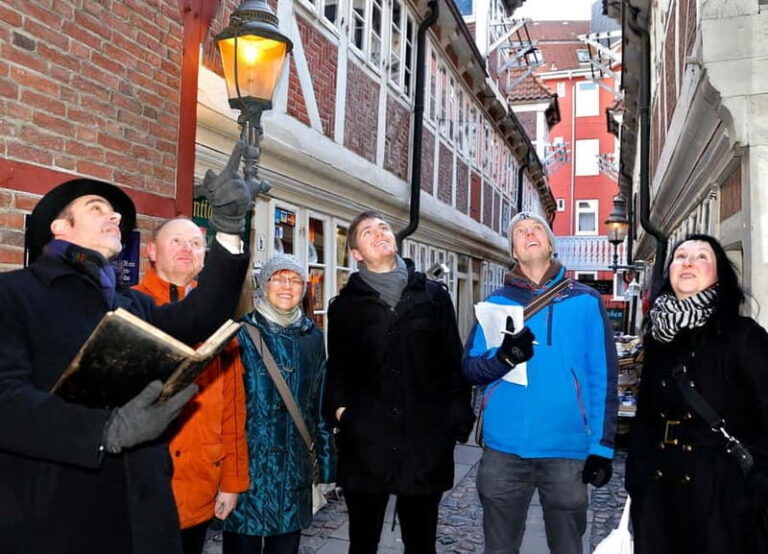 Hamburg: Interactive Crime Theater Tour in German - The Theatrical Element and Interactive Clues