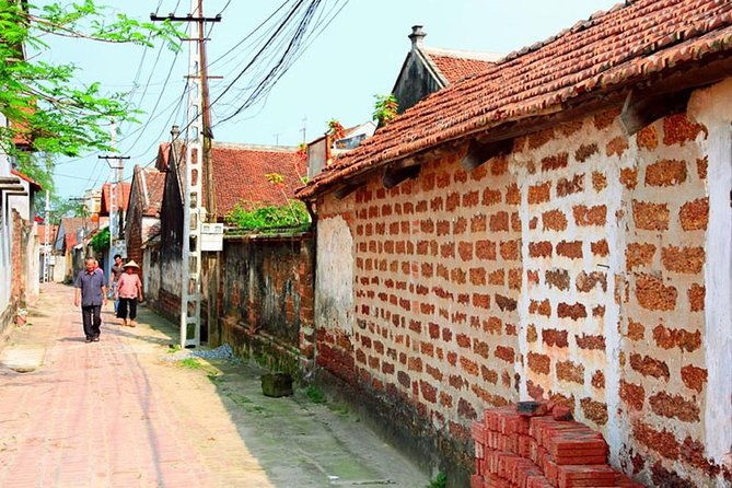 Instagram Tour Duong Lam Ancient Village with Train Street Visit - Key Points