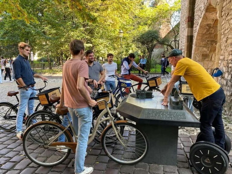 Krakow: 4h Old Town, Jewish Quarter and Getto Bike tour - Old Town Exploration