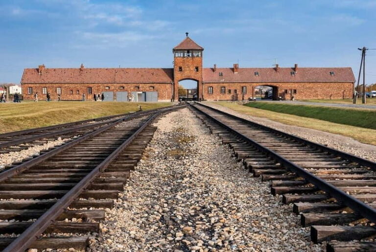 Krakow: Jewish Quarter, Salt Mine, Paszów, & Auschwitz Tour - Discovering Krakow’s Jewish Heritage in Kazimierz