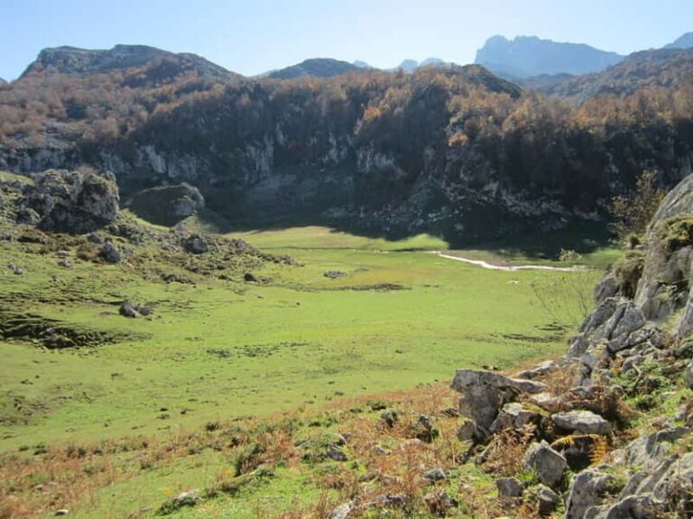 Lakes of Covadonga and Sanctuary of Covadonga: Guided and interpreted tour - Itinerary Breakdown: Step-by-Step Experience