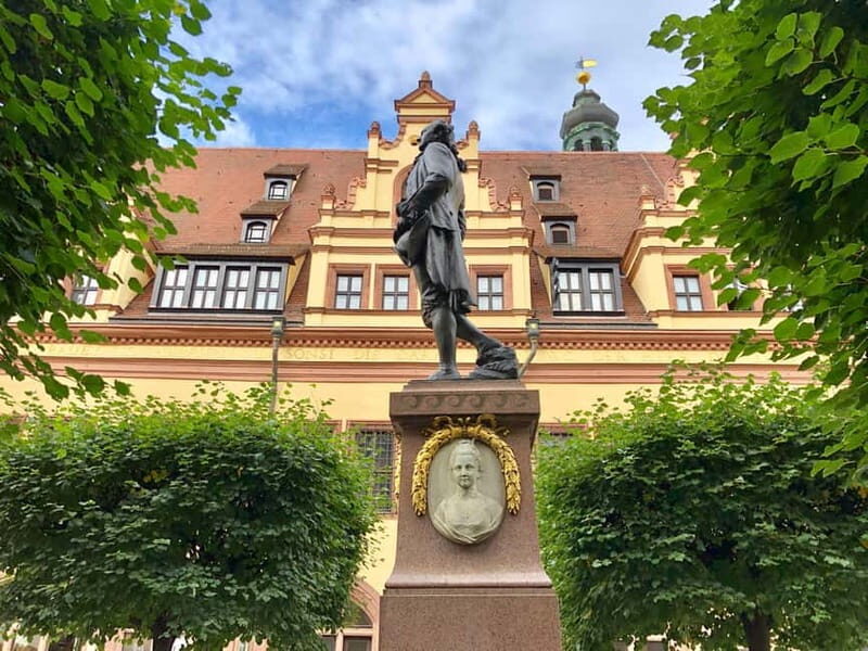 Leipzig: City Tour 2.0  Spot Past with Mobile Projections - The Practical Side: Logistics & Value