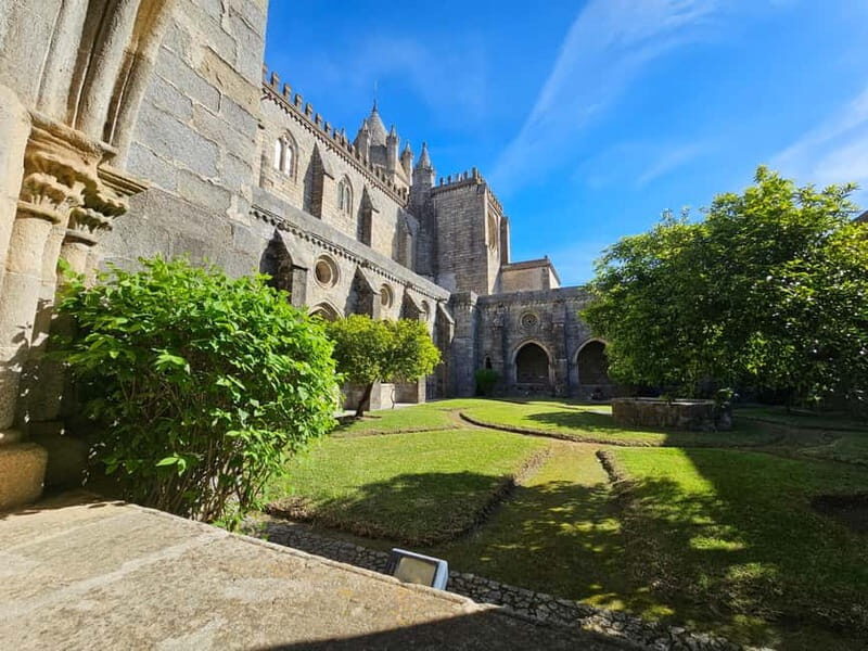Lisboa: Évora, Cartuxa & Arraiolos Tour with Chapel of Bones - Arrival in Évora: The Roman and Medieval Gems
