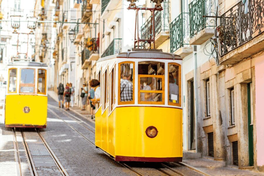 Lisbon on foot: From the hills to the river - Dutch guide - What to Expect from the Experience