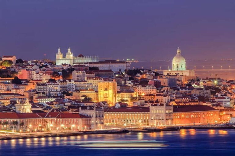 Lisbon: Private Night Tour with Fado Dinner Show - A detailed look at the experience