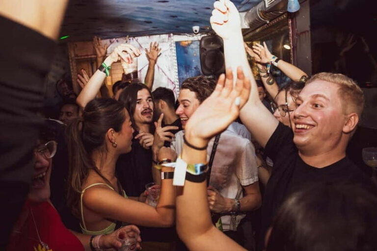 Lisbon Pub Crawl with Free Drinks - The Details That Matter