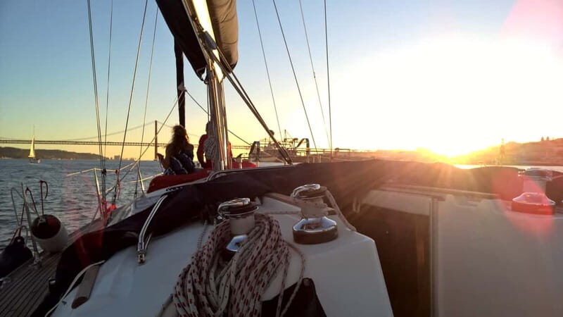 Lisbon: Sunset Tagus River Yacht Cruise with Drink