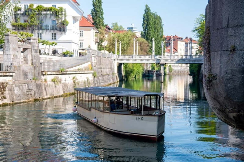 Ljubljana: Gin Tasting Boat Tour on the Ljubljanica River - The Setting and Duration