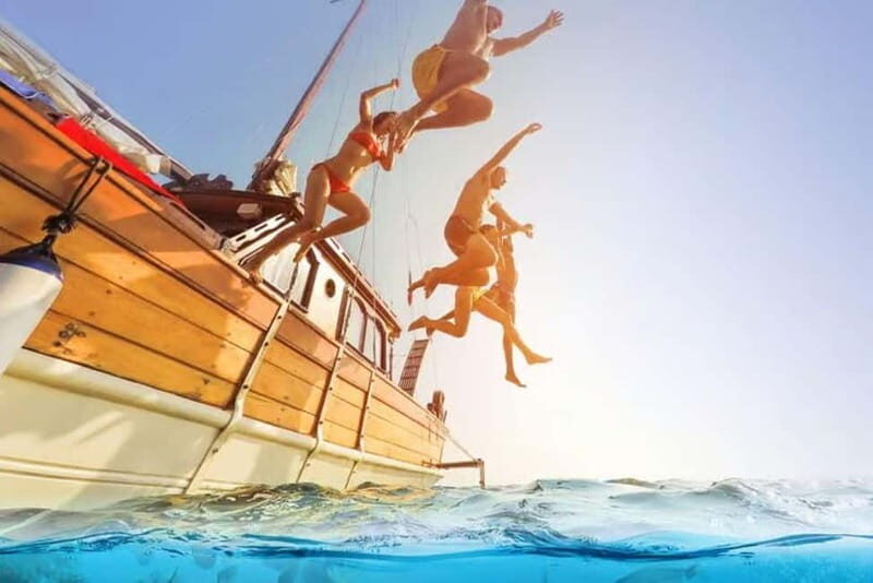 Minicruise: Spinalonga Island, Pirate Caves & Hidden Beaches - Discovering Spinalonga Island from the Sea