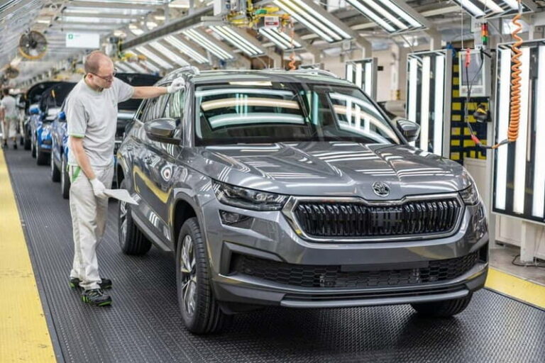 Mlada Boleslav: Skoda Car Factory and Museum Private Tour - The Convenience of Private Transportation