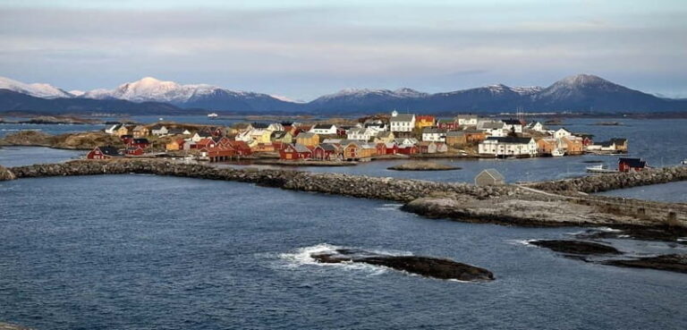 Molde: Boat Trip With Historical Storytelling from Molde - The Beginning: Starting at Moldetorget