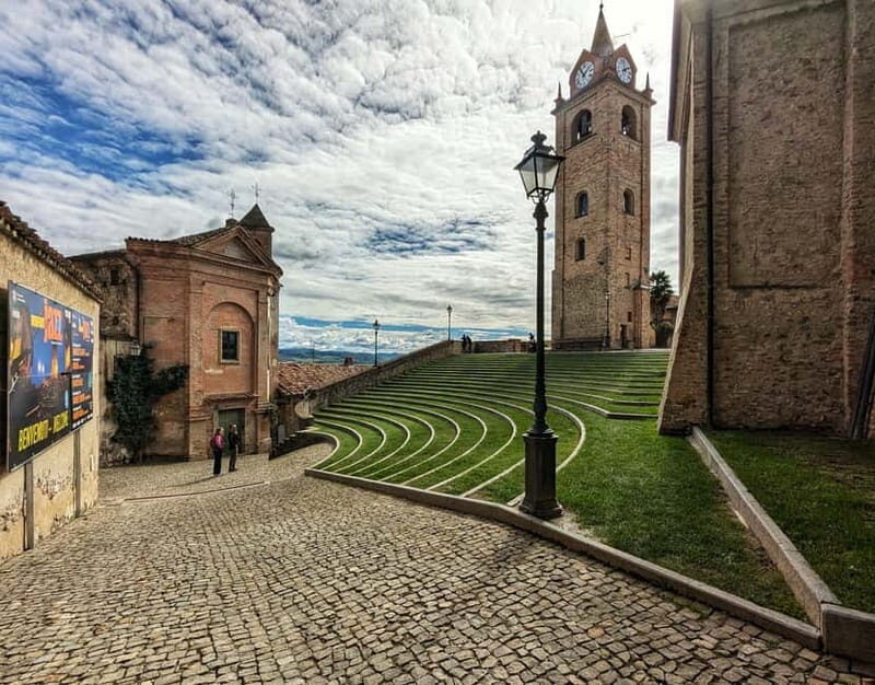 Monforte dAlba: Guided Walking Tour with Wine Tasting - The Vineyard Stroll & Wine Tasting