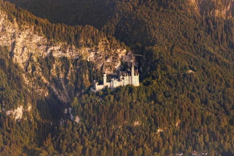München: Rundflug München, Seen, Schlösser, Alpen abAugsburg - What Sets This Tour Apart?