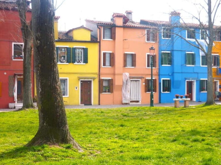 Murano and Burano, between fire and colors: the poetry of the Venetian lagoon. - What makes this tour a great value?