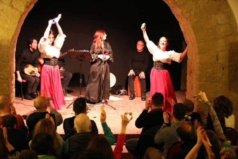 Napoli: Show Canzoni e Danze Tradizionali con degustazione - An Inside Look at the Experience