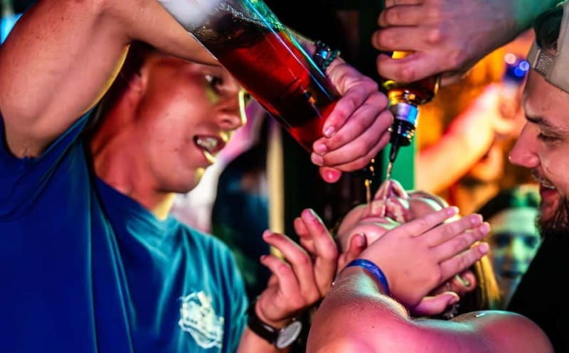Nice: Party Bar Crawl, 4 Bars + 1 Club with VIP & Free Shots - Introduction