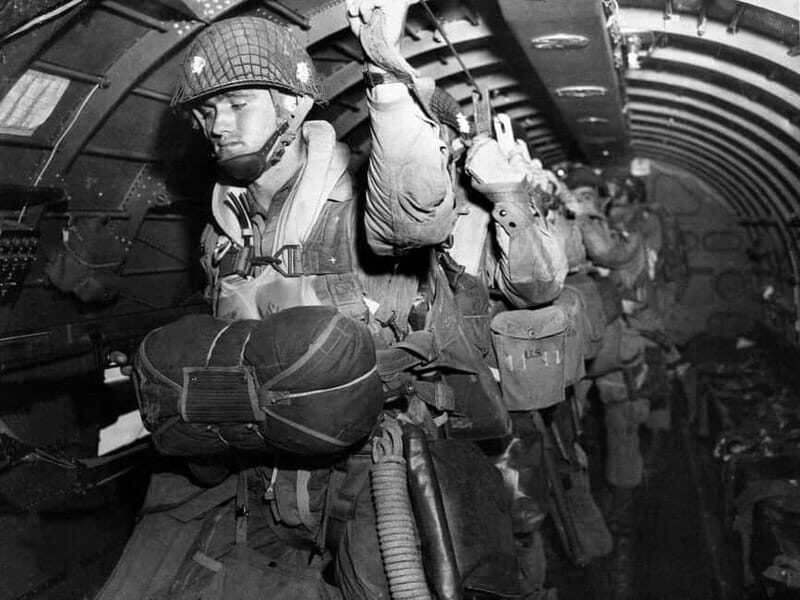 Normandy D-Day Beaches: Small Group Tour from Paris - Embracing History at Pointe du Hoc