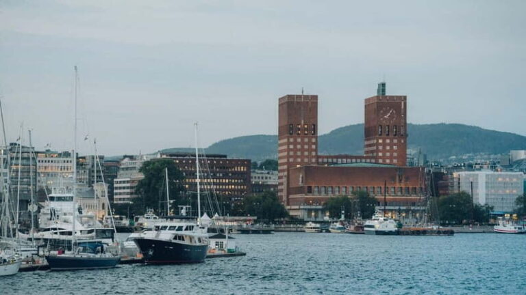 Oslo: City Center Walking Tour - The Historical Centerpiece: Akershus Fortress