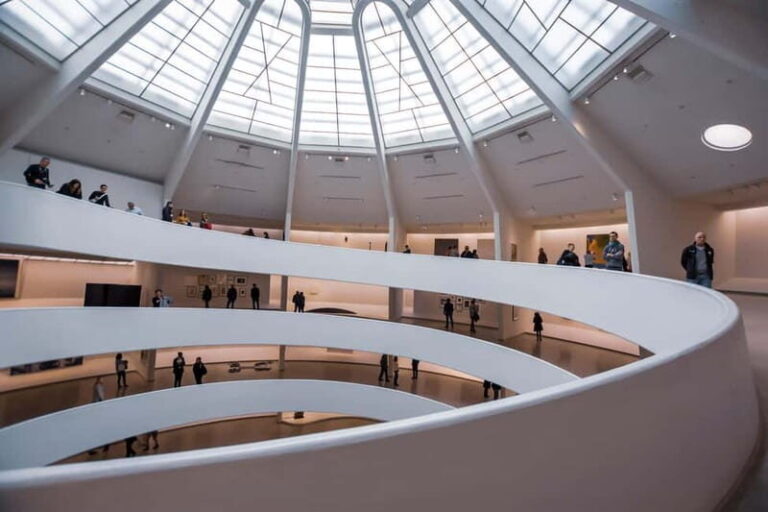 Outdoor guided visit and access to Guggenheim Museum (ES) - FAQ