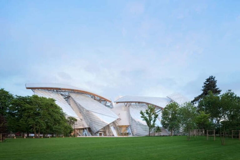 Paris: Fondation Louis Vuitton Premium Access Ticket - Navigating the Experience: From Entry to Exhibition Halls
