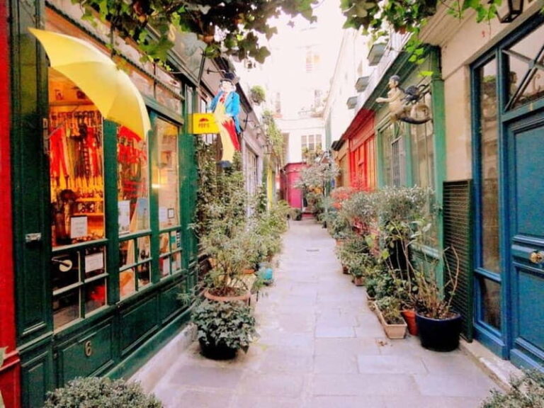 Paris: Le Marais District Guided Walking Tour with Coffee - Key Points