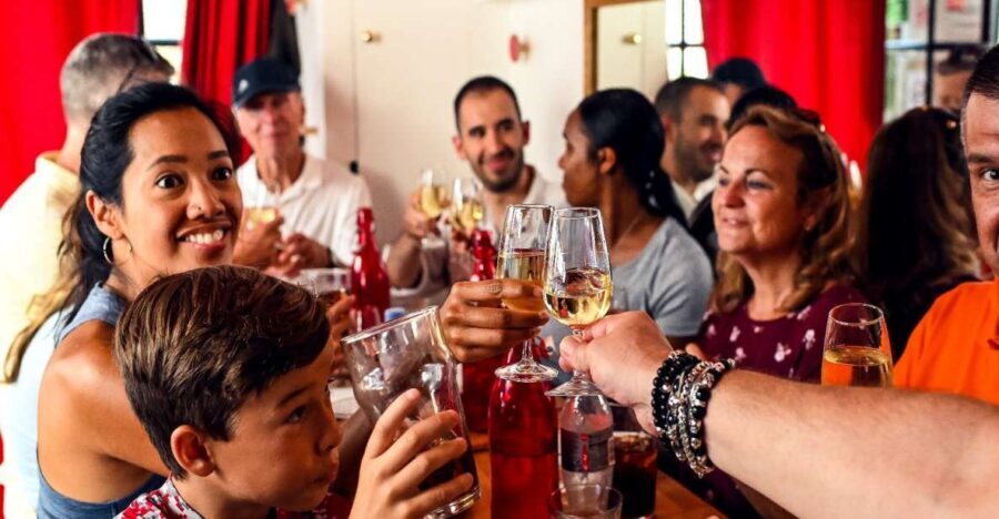 Paris: Montmartre Food Tasting Walking Tour with Secret Dish