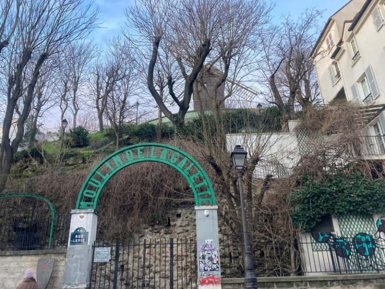 Paris: Montmartre Guided Walking Tour with Snack - Savoring the Parisian Flavors and Landmarks