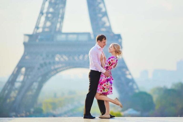 Paris: Romantic Couple Photoshoot (with flower bouquet!) - The Location and Meeting Points