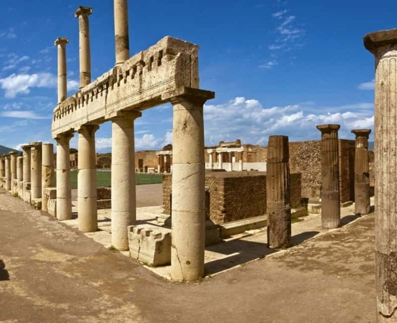 Pompeii Naples: private tour from Rome with visit to the excavations and lunch in Naples