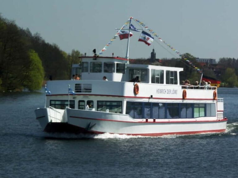 Ratzeburg Lake: 2-hour historical boat tour with entertainment - The Itinerary Breakdown