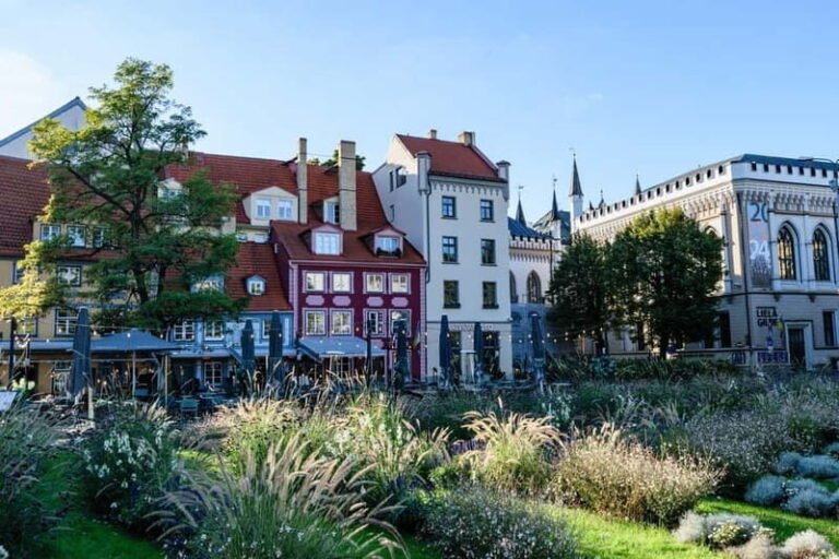 Riga: 2-Hour Walking Tour in the Old Town - Exploring Riga’s Old Town: What to Expect on the Tour