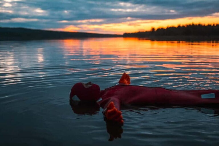 Rovaniemi: Aurora Borealis Autumn Lake Floating Experience - The Floating Experience