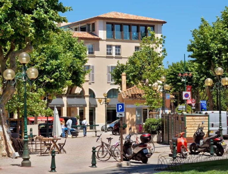 Saint-Tropez: Express Walk with a Local in 60 minutes - Highlights of the Itinerary