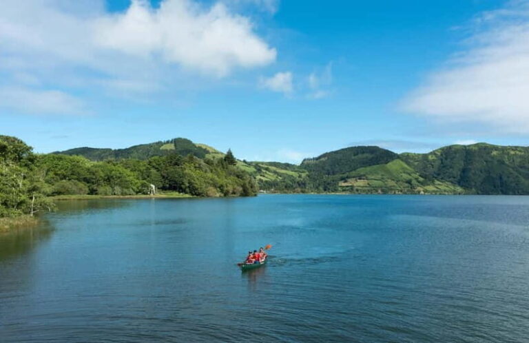 São Miguel: Sete Cidades & Pineapple Plantation Tour - A Taste of Local Culture: Pineapple Plantations