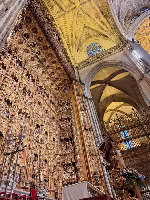 Seville: Guided visit to the Alcázar, Cathedral and Giralda - Exploring the Alcázar of Seville