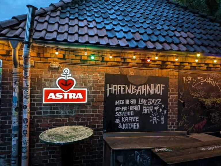 Stand-up Comedy Show Q-Bar Hamburg-Eimsbüttel - Who Will Love This Experience?