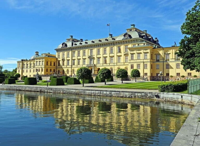 Stockholm: Old Town Walking Tour and Hop-on Hop-off Bus Tour - The Guided Old Town Walk