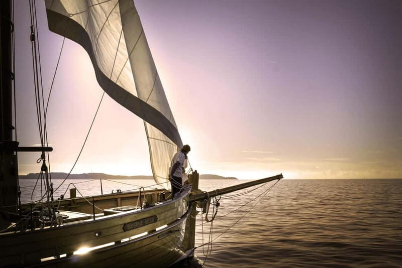 Sunset evening in a Ketch in the Calanques du Frioul - Key Points