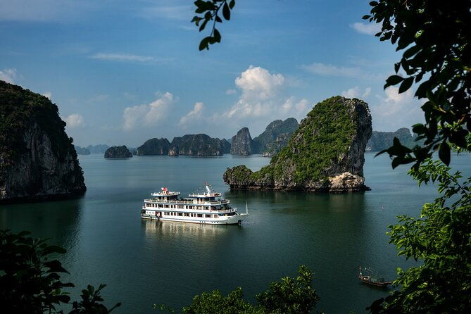 Swan Cruises: Bai Tu Long Bay 2 days 1 night (Deluxe room) - An In-Depth Review of the Swan Cruises Bai Tu Long Bay Experience