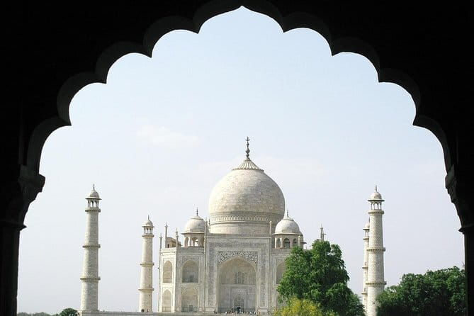 Taj Mahal Day Trip Including Same Day Flights from Mumbai - Visiting the Taj Mahal