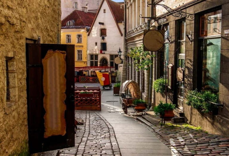 Tallinn: Guided Old Town Historical Walking Tour - Experience Quality and Guides