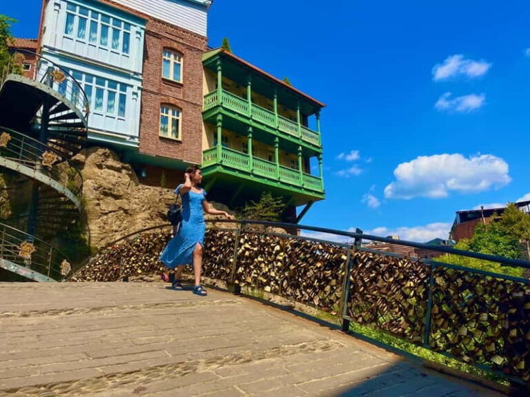 Tbilisi: Old & New City Guided Tour with 15 Tastings & Wine - What Guides Bring to the Table