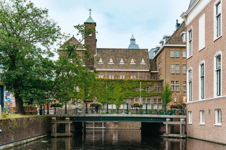 The Hague: Canal Cruise with music from local artists - A Deep Dive into the Canal Cruise Experience