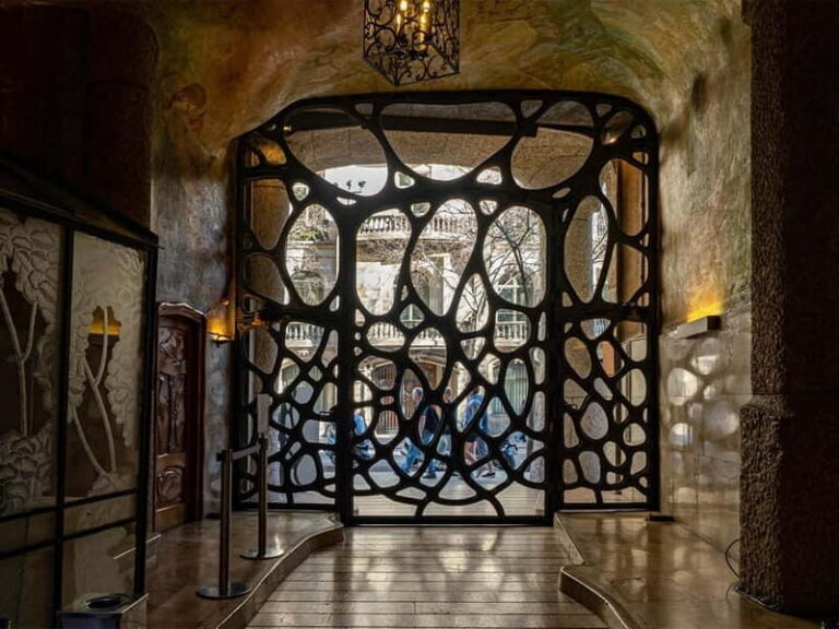 Tiquets & Guide: Lights and shadows of the Casa Milà - Antoni Gaudí - Barcelona - What Makes This Tour Special?