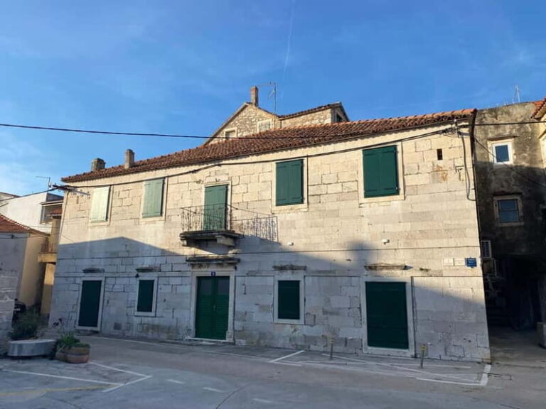 Tisno: Tour of the town with churches and palaces - Why This Tour Is Worth Considering