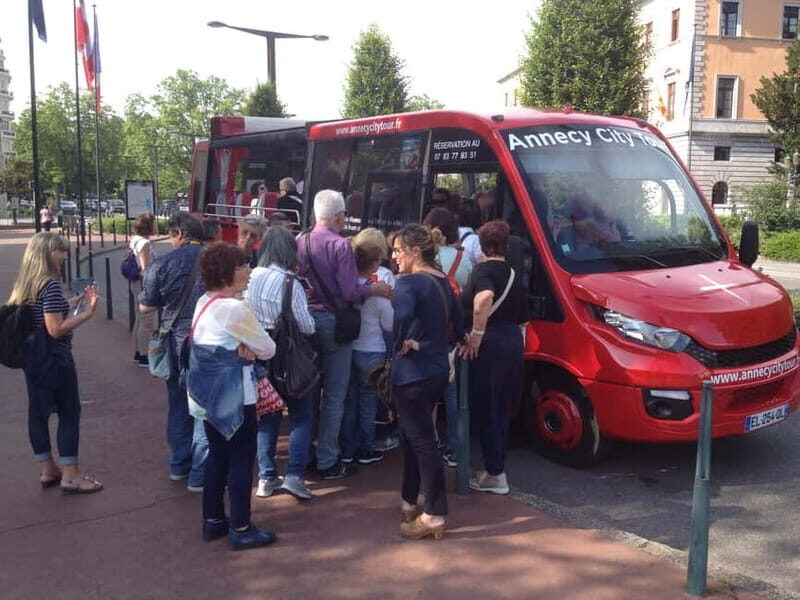 Tour of Annecy by convertible bus - The Itinerary in Detail